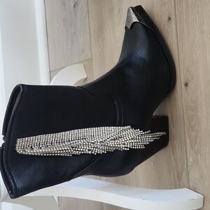 Elegant Black Heeled Boots with Silver Toe Tips